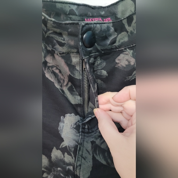 Nwot Material Girl sz 15 black soft lightweight floral stretch jeans - Picture 4 of 11